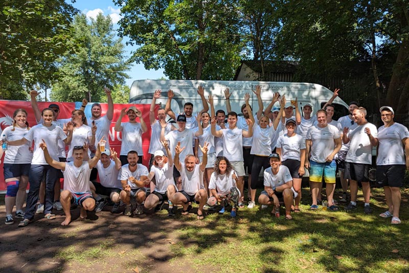 GRuppenbild der Teilnehmer der Stadtentwässerung Stuttgart und des Tiefbauamts der LHS beim Drachenbootrenen auf dem Neckar