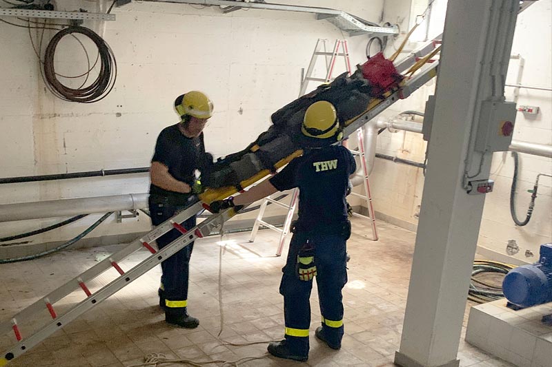 Rettung einer Person aus einem unterirdischen Gebäudeteil im Klärwerk Möhringen der Stadtentwässerung Stuttgart