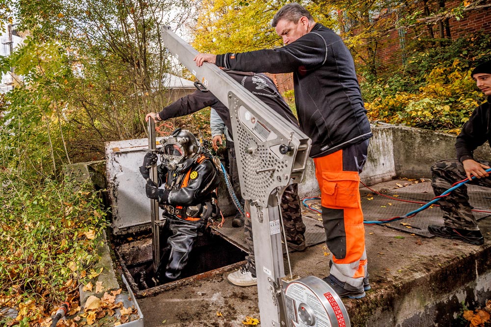 Stadtentwässerung Stuttgart. Ein spezieller Taucheinsatz zur Inspektion des Dükers Voltastraße. Foto: Michael Fuchs, Rechte: SES